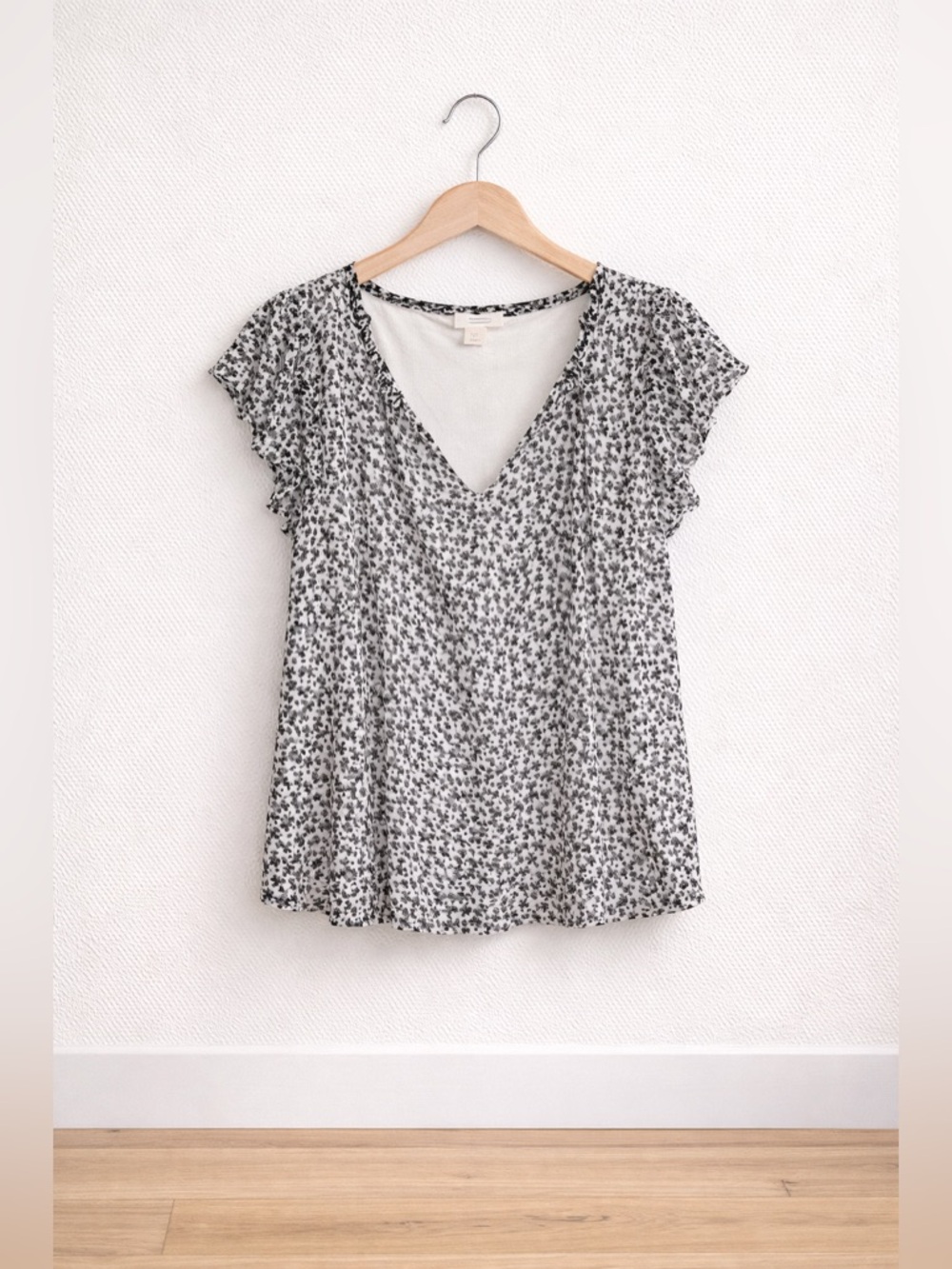 Black White Ditsy Floral Blouse Lightweight V Neck Top Size XS Feminine